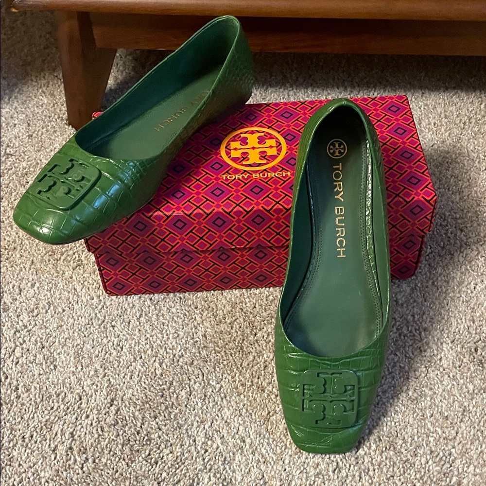 Stunning Tory Burch crocodile embossed flats